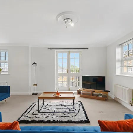 Large Duplex Penthouse In * ヨーク